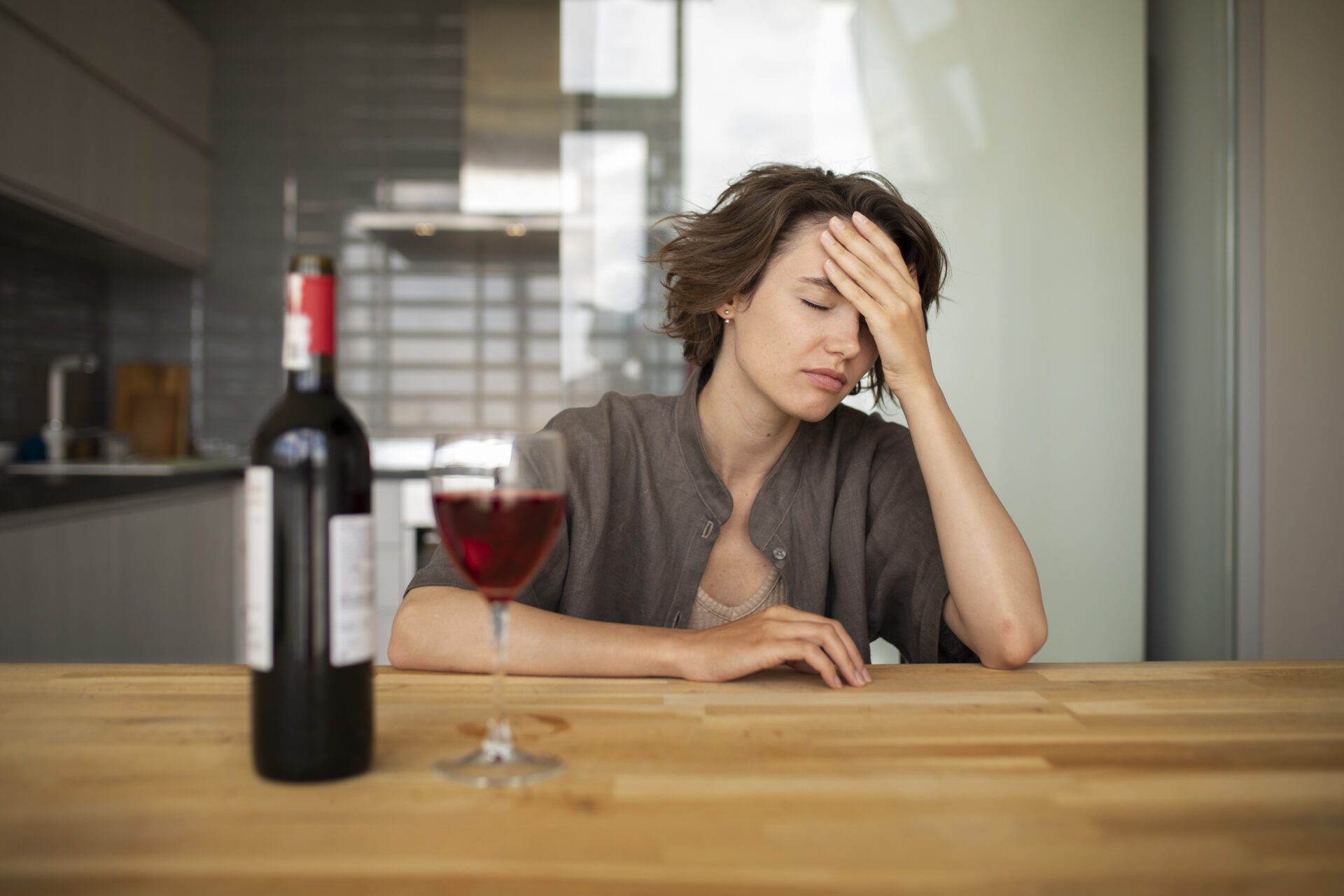medium-shot-woman-dealing-with-anxiety